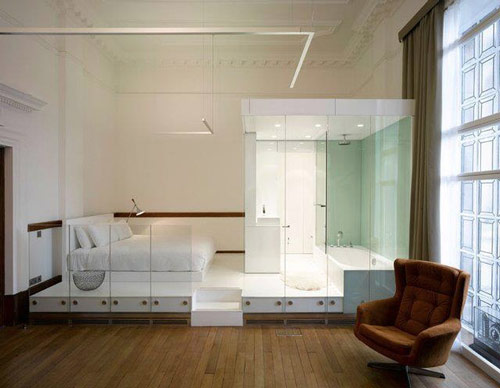 Thiết kế phòng tắm kính trong phòng ngủ.