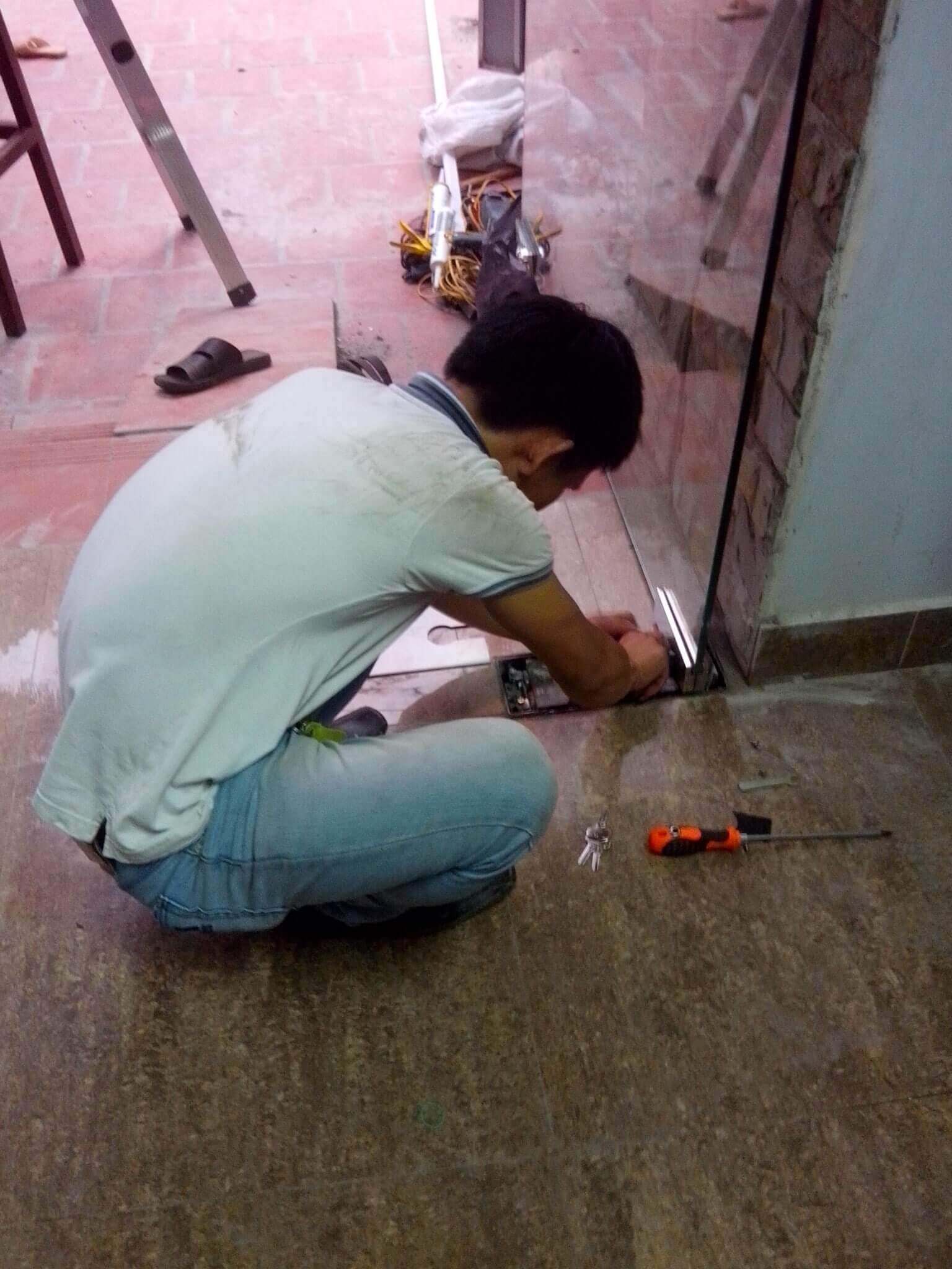 chuyên sửa chữa cửa kính cường lực